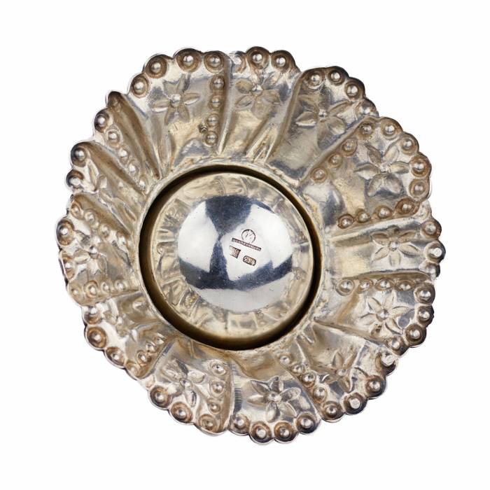Salière de mariage pour karavaï avec émail en forme de nappe Maison Pavel Ovchinnikov, Moscou, 1875