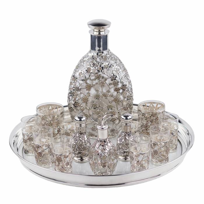 SERVICE À LIQUEUR AVEC DÉCOR AJOURÉ EN ARGENT JAPON, MILIEU DU XXe SIÈCLE