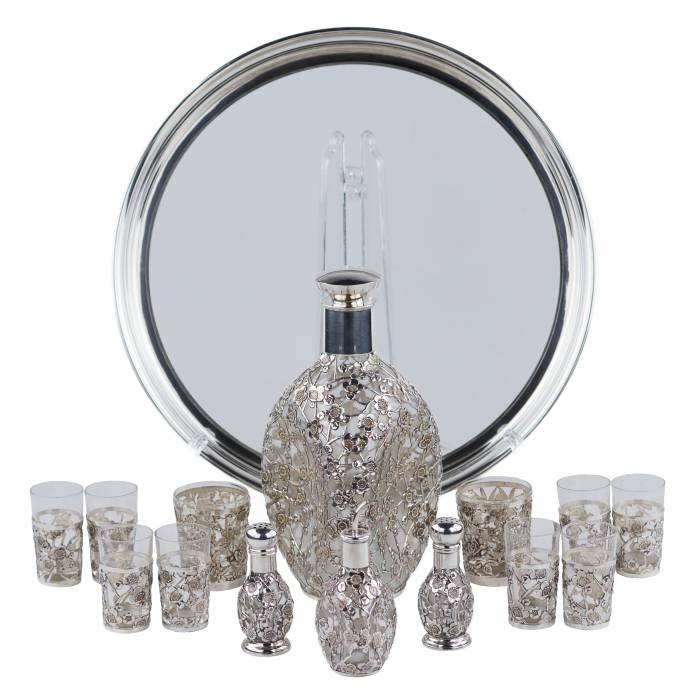 SERVICE À LIQUEUR AVEC DÉCOR AJOURÉ EN ARGENT JAPON, MILIEU DU XXe SIÈCLE