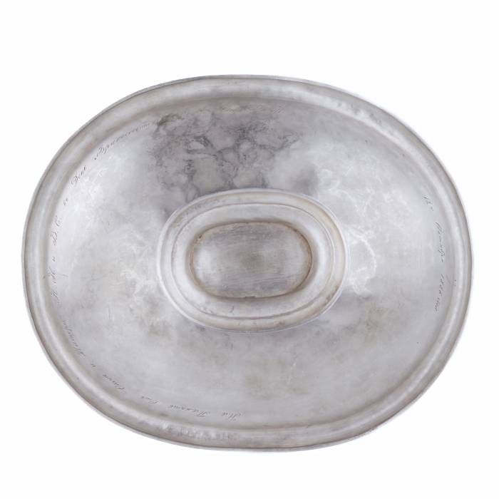 SUDRABA KONFEKŠU TRAUCIŅŠ AR KRĀSOTU EMALJU, KRIEVIJA, 1888. GADS Elegants sudraba konfekšu trauciņš uz apaļas pamatnes ar pārvietojamu, noapaļota šķērsgriezuma rokturi. Iekšpusi rotā apgleznots ozola un lauru lapu vainags, kas savīts ar zilu lent