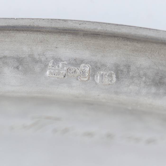 SUDRABA KONFEKŠU TRAUCIŅŠ AR KRĀSOTU EMALJU, KRIEVIJA, 1888. GADS Elegants sudraba konfekšu trauciņš uz apaļas pamatnes ar pārvietojamu, noapaļota šķērsgriezuma rokturi. Iekšpusi rotā apgleznots ozola un lauru lapu vainags, kas savīts ar zilu lent