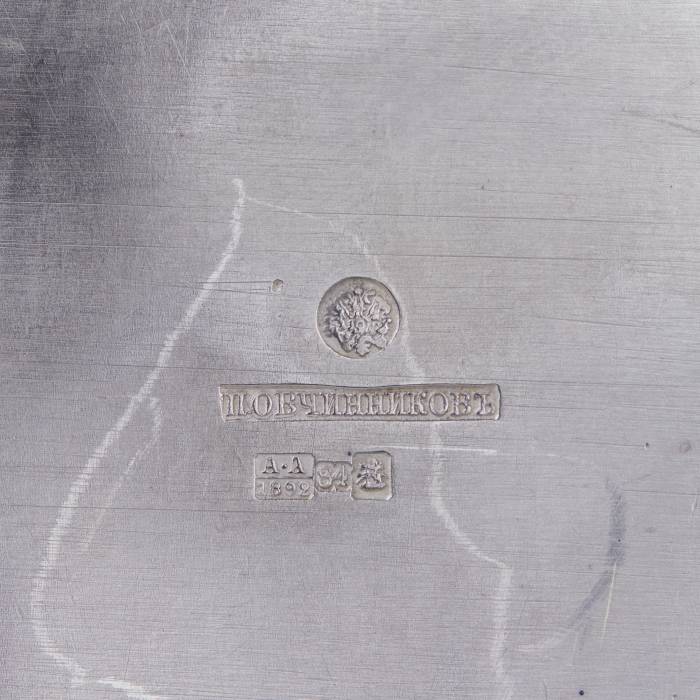 Sudraba augļu grozs ar šamplevē emalju. Pāvela Ovčiņņikova firma, Maskava, 1892. Ovāls sudraba augļu grozs ar augstu, kustīgu rokturi, kas izgatavots Pāvela Ovčiņņikova, imperatora galma piegādātāja, darbnīcā. Grozu rotā izsmalcināta kobalta zila 