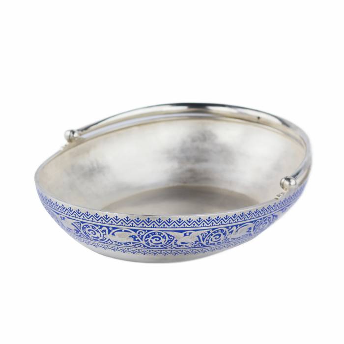 Sudraba augļu grozs ar šamplevē emalju. Pāvela Ovčiņņikova firma, Maskava, 1892. Ovāls sudraba augļu grozs ar augstu, kustīgu rokturi, kas izgatavots Pāvela Ovčiņņikova, imperatora galma piegādātāja, darbnīcā. Grozu rotā izsmalcināta kobalta zila 