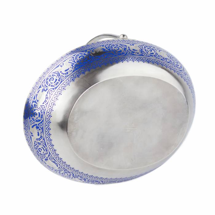 Sudraba augļu grozs ar šamplevē emalju. Pāvela Ovčiņņikova firma, Maskava, 1892. Ovāls sudraba augļu grozs ar augstu, kustīgu rokturi, kas izgatavots Pāvela Ovčiņņikova, imperatora galma piegādātāja, darbnīcā. Grozu rotā izsmalcināta kobalta zila 