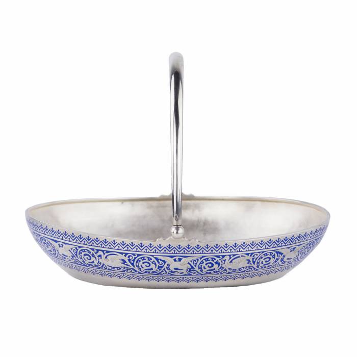 Sudraba augļu grozs ar šamplevē emalju. Pāvela Ovčiņņikova firma, Maskava, 1892. Ovāls sudraba augļu grozs ar augstu, kustīgu rokturi, kas izgatavots Pāvela Ovčiņņikova, imperatora galma piegādātāja, darbnīcā. Grozu rotā izsmalcināta kobalta zila 