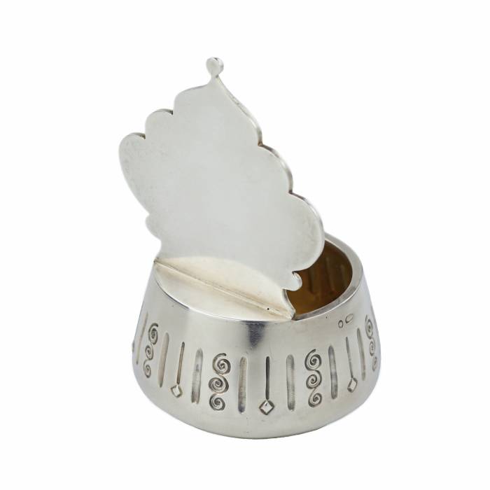 Sudraba kauss ar ažūra formas muguriņu kokošņika formā. Krievija, 19. gadsimta beigas 