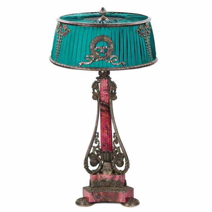 GRANDE LAMPE DE TABLE EN RHODONITE ET ARGENT. ATELIER NEDMIROV-KOLODKIN RUSSIE, MOSCOU, VERS 1890
