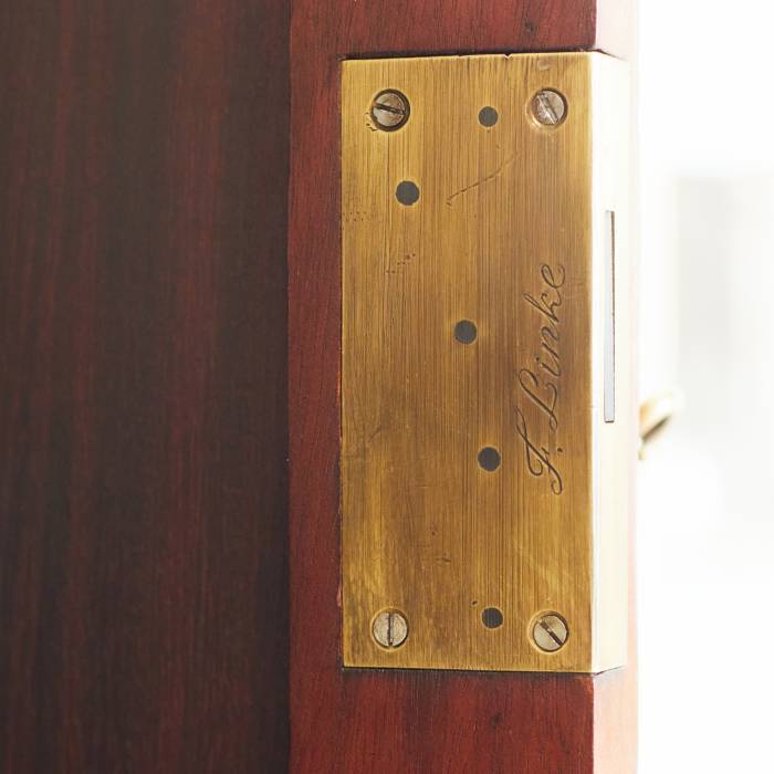 VITRINE EN ACAJOU ET BRONZE DORÉ. FRANÇOIS LINKE. FRANCE, FIN DU XIXᵉ SIÈCLE