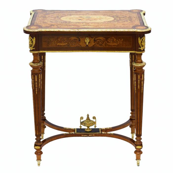 RAKSTĀMGALDS AR MARKETERIJU UN APZELTĪTIEM BRONZAS APDARES ELEMENTIEM  FRANCIJA, XIX GADSIMTA BEIGAS