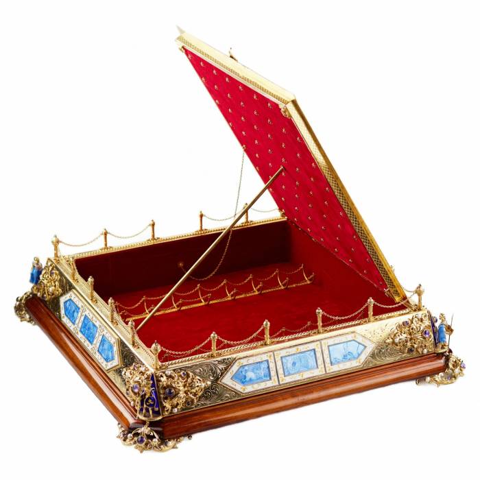 CHESS SET IN THE HISTORICIST STYLE WITH ENAMEL. MASTER A. KÖNIG  AUSTRIA-HUNGARY, EARLY 20TH CENTURY