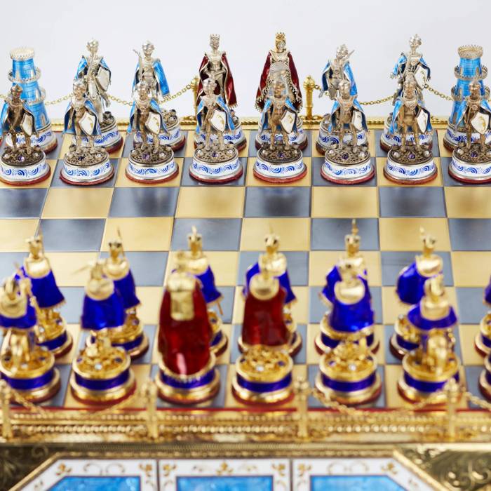 CHESS SET IN THE HISTORICIST STYLE WITH ENAMEL. MASTER A. KÖNIG  AUSTRIA-HUNGARY, EARLY 20TH CENTURY