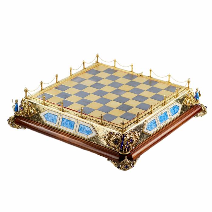 CHESS SET IN THE HISTORICIST STYLE WITH ENAMEL. MASTER A. KÖNIG  AUSTRIA-HUNGARY, EARLY 20TH CENTURY