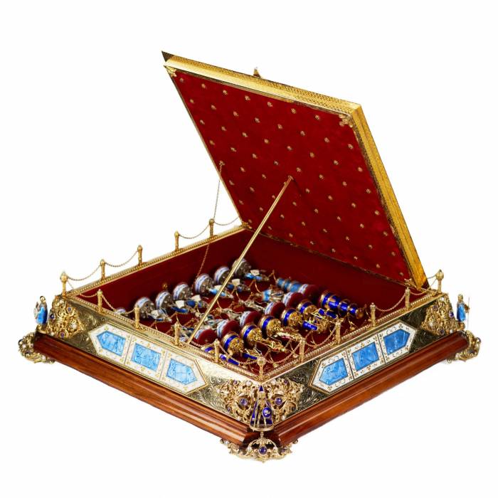CHESS SET IN THE HISTORICIST STYLE WITH ENAMEL. MASTER A. KÖNIG  AUSTRIA-HUNGARY, EARLY 20TH CENTURY
