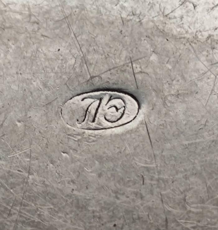 Miroir de dame orné d`un motif en émail. XXe siècle. 