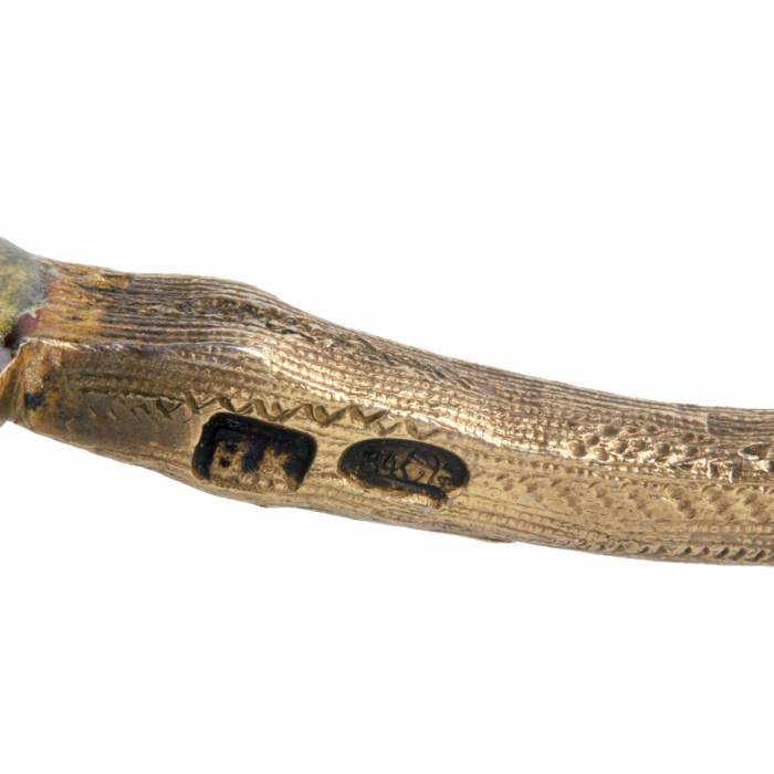 CUILLER EN ARGENT RUSSE À COMPOSITION ÉMAILLÉE PEINTE « TROÏKA ». ATELIER DE VASSILI IVANOVITCH KANGUINE RUSSIE, SAINT-PÉTERSBOURG, 1899-1908