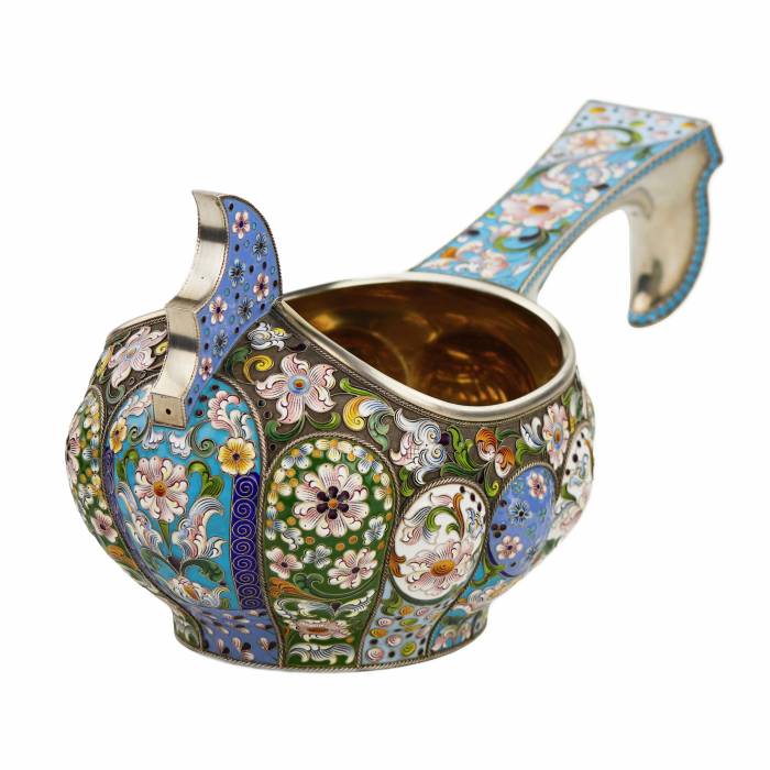 SILVER-GILT KOVSH WITH POLYCHROME ENAMELS. PAVEL OVTCHINNIKOV FIRM RUSSIA, MOSCOW, 1908–1917