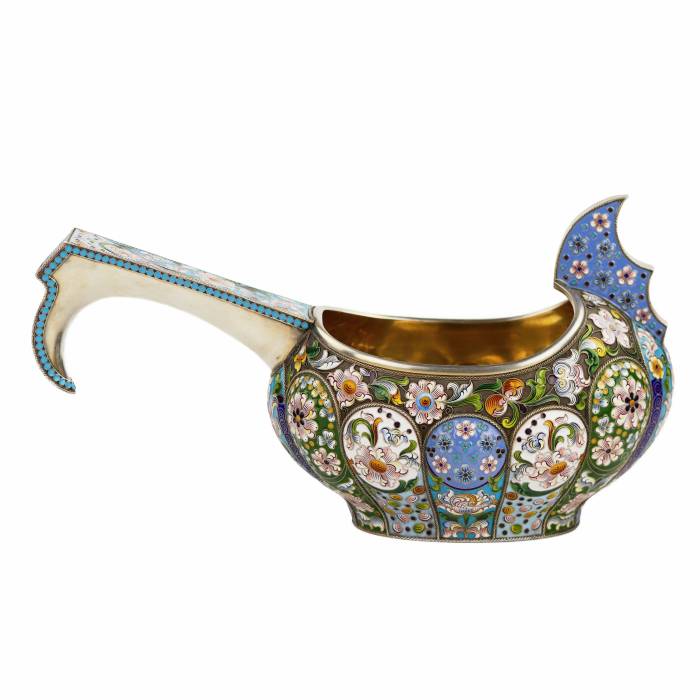 SILVER-GILT KOVSH WITH POLYCHROME ENAMELS. PAVEL OVTCHINNIKOV FIRM RUSSIA, MOSCOW, 1908–1917