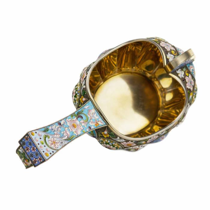 SILVER-GILT KOVSH WITH POLYCHROME ENAMELS. PAVEL OVTCHINNIKOV FIRM RUSSIA, MOSCOW, 1908–1917