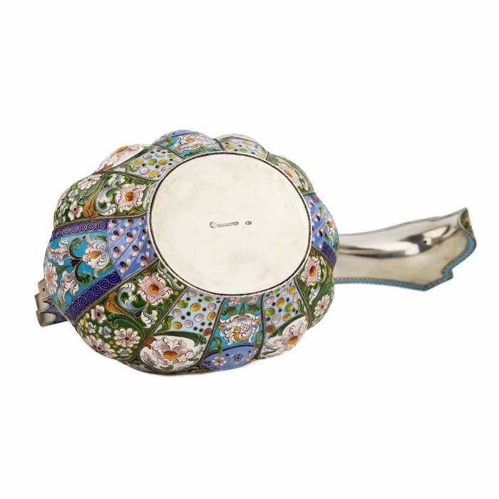 SILVER-GILT KOVSH WITH POLYCHROME ENAMELS. PAVEL OVTCHINNIKOV FIRM RUSSIA, MOSCOW, 1908–1917