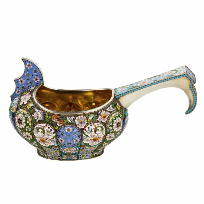 SILVER-GILT KOVSH WITH POLYCHROME ENAMELS. PAVEL OVTCHINNIKOV FIRM RUSSIA, MOSCOW, 1908–1917