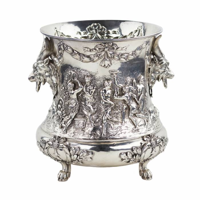 SEAU À CHAMPAGNE EN ARGENT À DÉCOR DE BACCHANALES ET TÊTES DE SATYRES ALLEMAGNE, HANAU, SECONDE MOITIÉ DU XIXE SIÈCLE