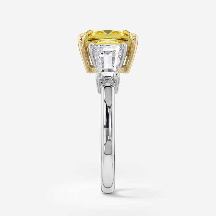 RING IN 18K GOLD WITH A CENTRAL FANCY VIVID YELLOW DIAMOND, CUSHION CUT 21ST CENTURY