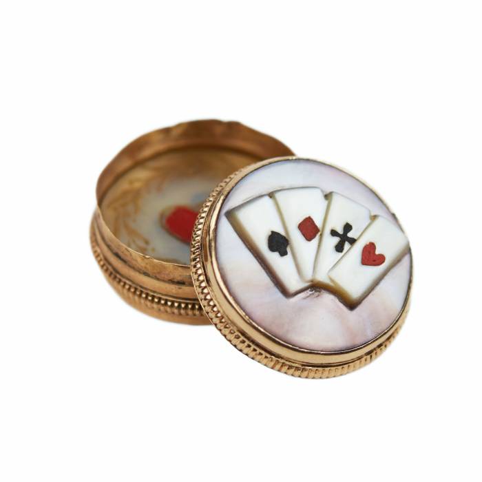 GOLD BOX FOR GAMING CHIPS WITH PLAYING CARD SYMBOLS EUROPE, MID-19TH CENTURY, CIRCA 1850–1860