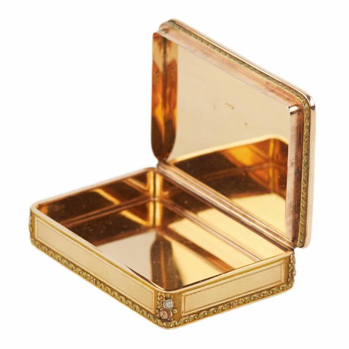 AN EXCEPTIONAL IMPERIAL RUSSIAN GOLD SNUFF BOX BY JOHANN WILHELM KEIBEL, ST PETERSBURG, 1822