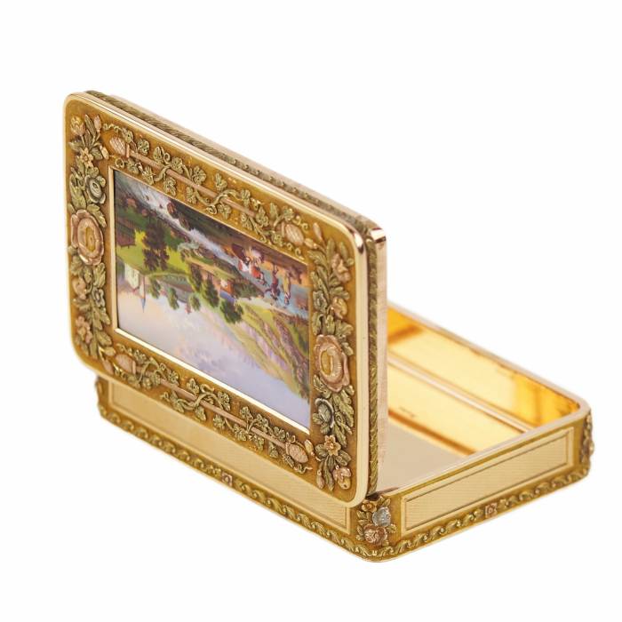 AN EXCEPTIONAL IMPERIAL RUSSIAN GOLD SNUFF BOX BY JOHANN WILHELM KEIBEL, ST PETERSBURG, 1822