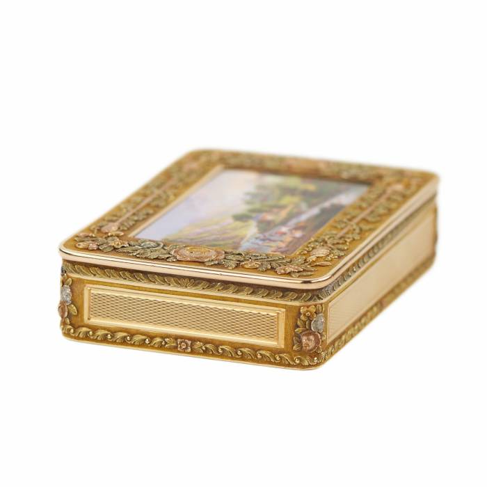 AN EXCEPTIONAL IMPERIAL RUSSIAN GOLD SNUFF BOX BY JOHANN WILHELM KEIBEL, ST PETERSBURG, 1822