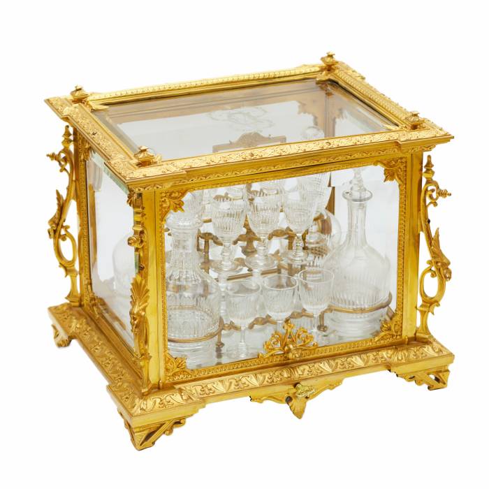 CABINET À LIQUEURS (CAVE À LIQUEURS) EN BRONZE DORÉ ET CRISTAL DANS LE STYLE NAPOLÉON III FRANCE, SECONDE MOITIÉ DU XIXᵉ SIÈCLE