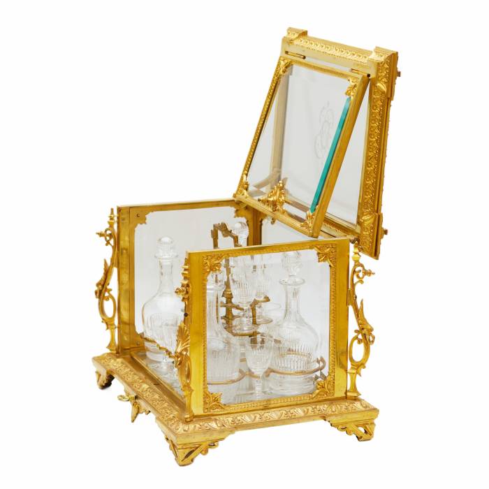 CABINET À LIQUEURS (CAVE À LIQUEURS) EN BRONZE DORÉ ET CRISTAL DANS LE STYLE NAPOLÉON III FRANCE, SECONDE MOITIÉ DU XIXᵉ SIÈCLE