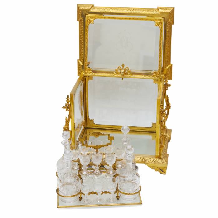 CABINET À LIQUEURS (CAVE À LIQUEURS) EN BRONZE DORÉ ET CRISTAL DANS LE STYLE NAPOLÉON III FRANCE, SECONDE MOITIÉ DU XIXᵉ SIÈCLE