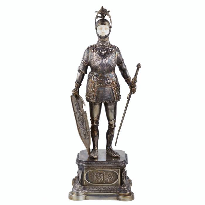 FIGURE DE CABINET EN ARGENT D’UN CHEVALIER. J. KURZ & CO. ALLEMAGNE, HANAU, TOURNANT DES XIXe - XXe SIÈCLES