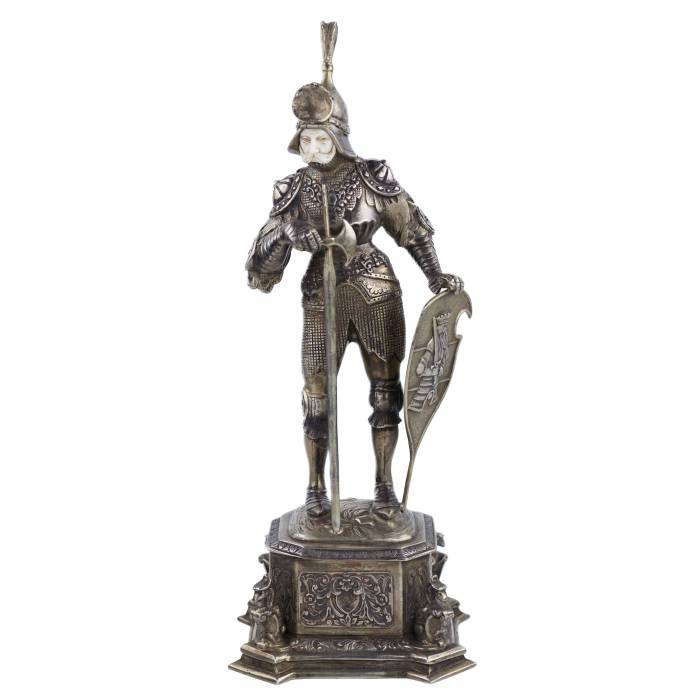 FIGURE DE CABINET EN ARGENT D’UN CHEVALIER ALLEMAGNE, HANAU, EFES, TOURNANT DES XIXe - XXe SIÈCLES