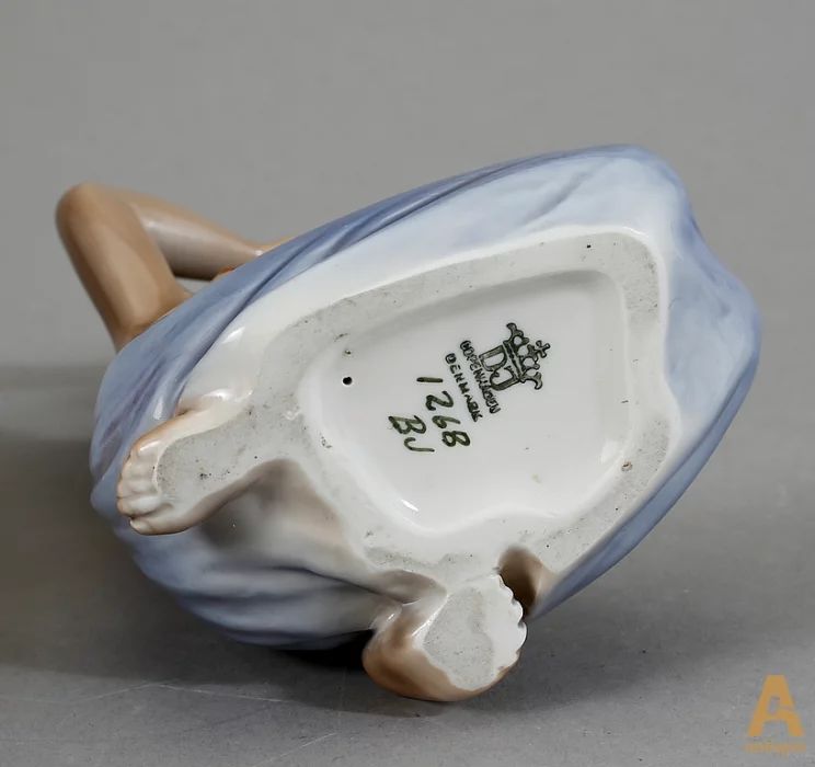 Figurine en porcelaine "Fille hawaïenne avec un oiseau"