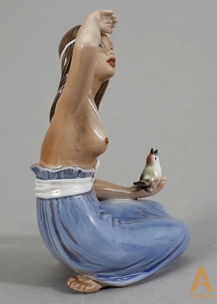 Figurine en porcelaine "Fille hawaïenne avec un oiseau"