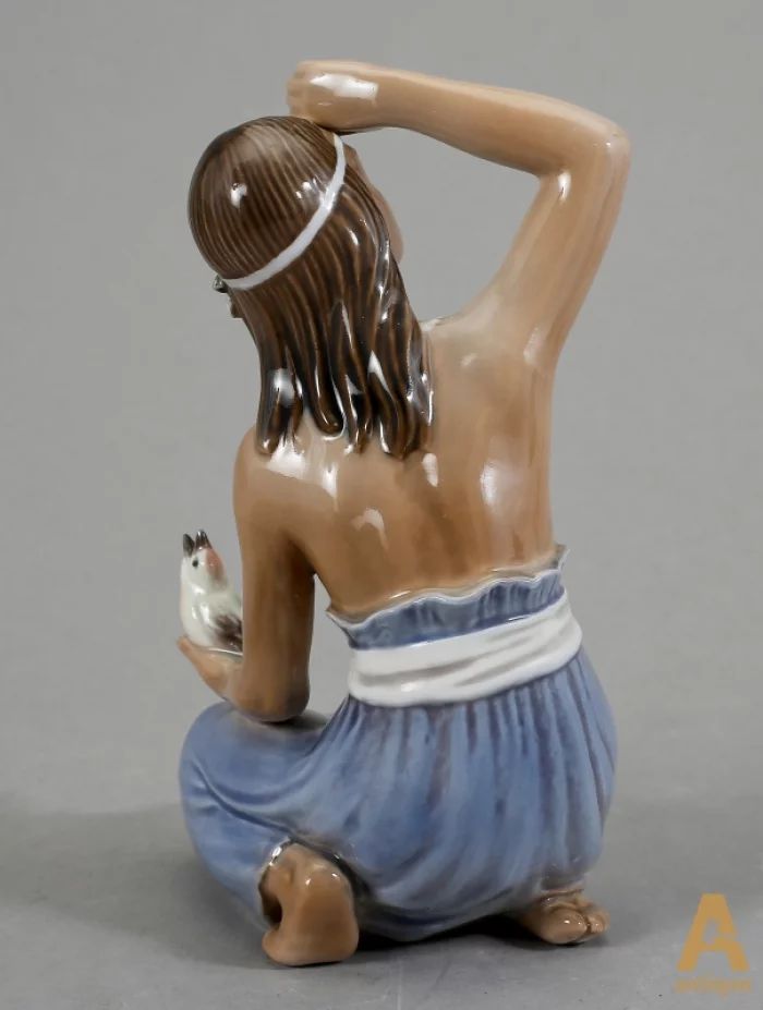 Figurine en porcelaine "Fille hawaïenne avec un oiseau"