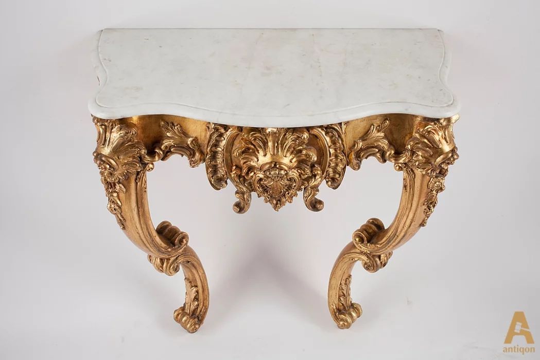 The gilded console