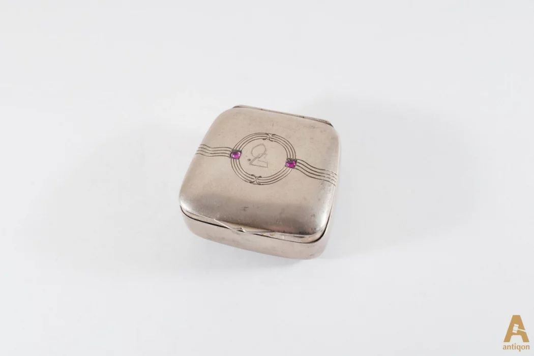 Silver snuff box