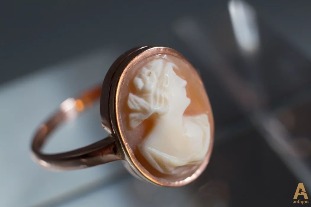 Gold ring with cameo