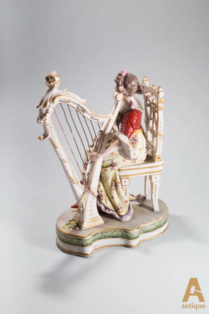 Figure "Lady with a harp"