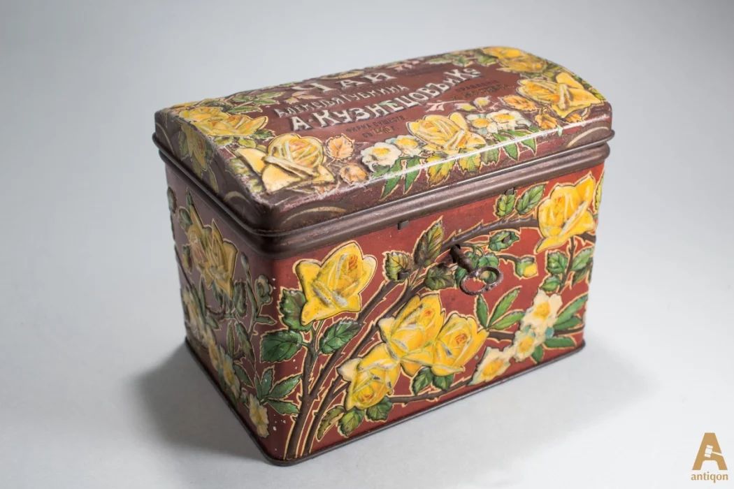 Box for tea with a key