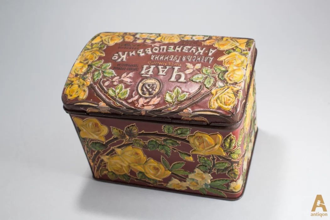 Box for tea with a key