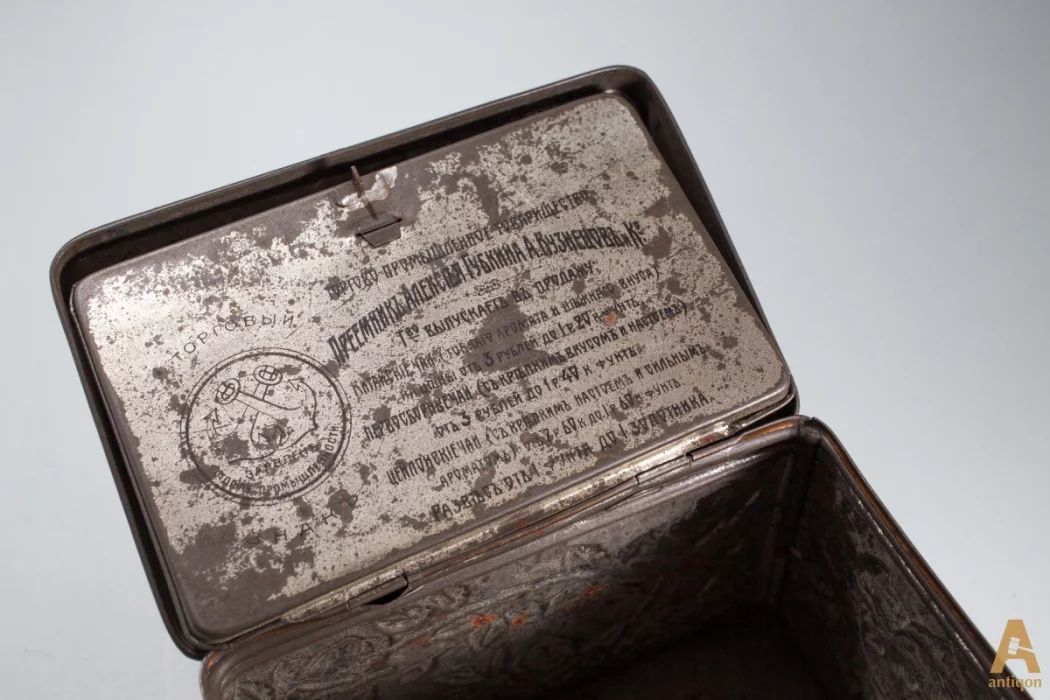 Box for tea with a key