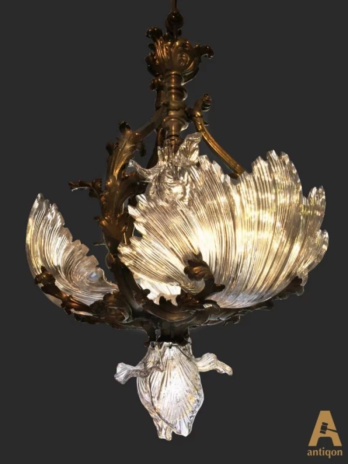 Chandelier with glass in the form of shells