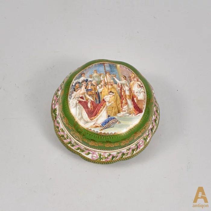 Porcelain little box 