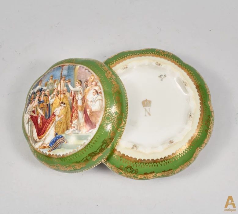 Porcelain little box 
