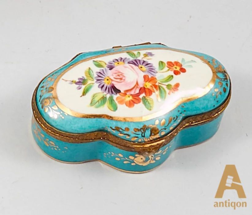 Porcelain little box