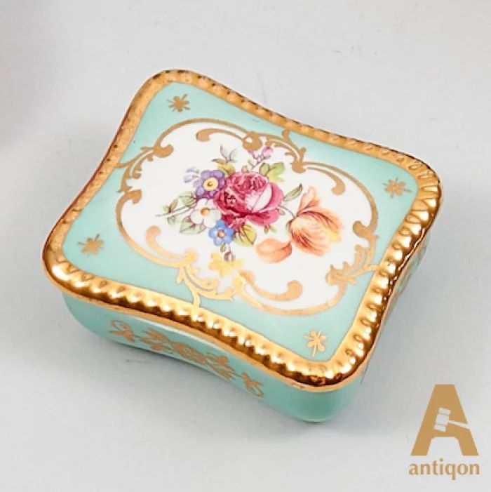 Porcelain box 
